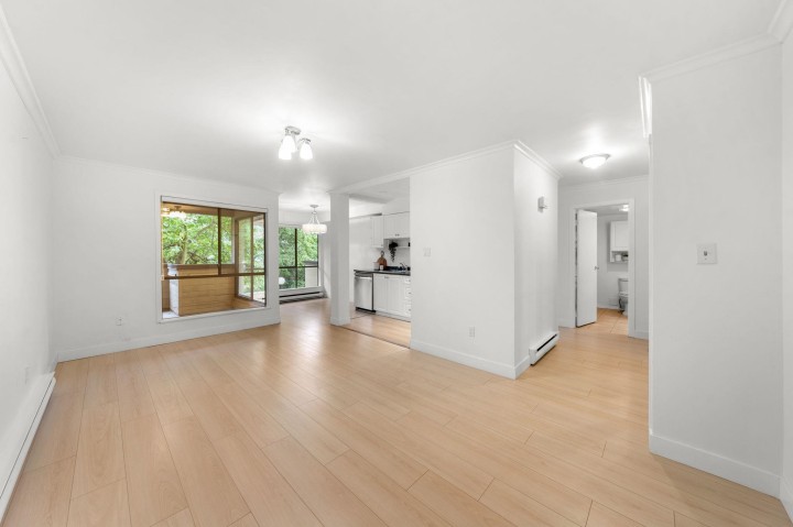 Photo 4 at 206 - 1363 Clyde Avenue, Ambleside, West Vancouver