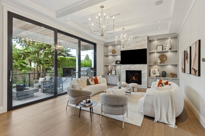 Photo 3 at 939 Forest Hills Drive, Edgemont, North Vancouver