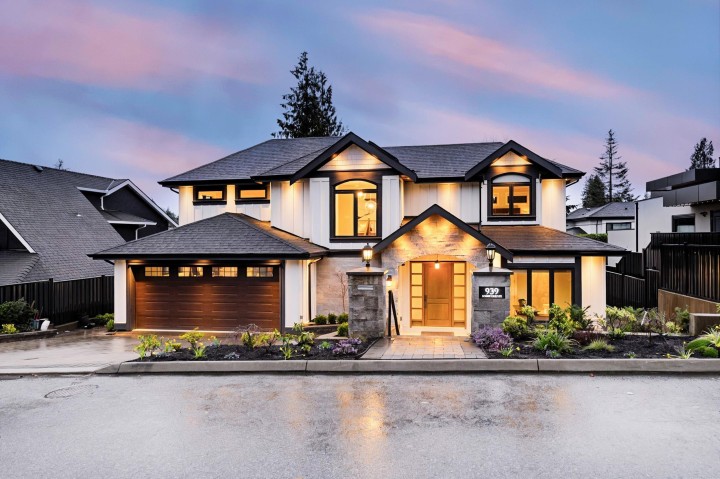 Photo 1 at 939 Forest Hills Drive, Edgemont, North Vancouver