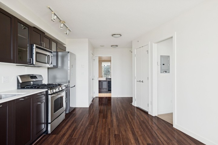 Photo 4 at 1010 - 4815 Eldorado Mews, Collingwood VE, Vancouver East