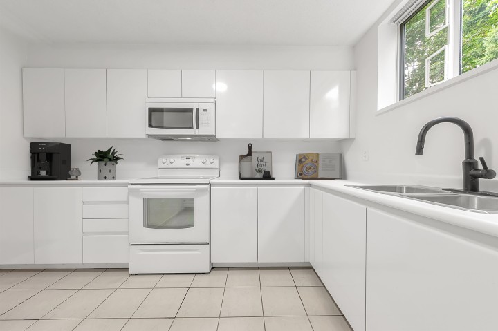 Photo 4 at 307 - 3061 E Kent Avenue North, South Marine, Vancouver East