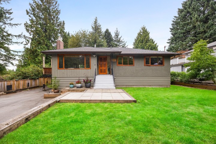 Photo 2 at 1561 Merlynn Crescent, Westlynn, North Vancouver