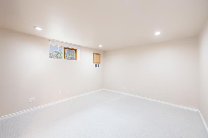 Photo 22 at 1561 Merlynn Crescent, Westlynn, North Vancouver