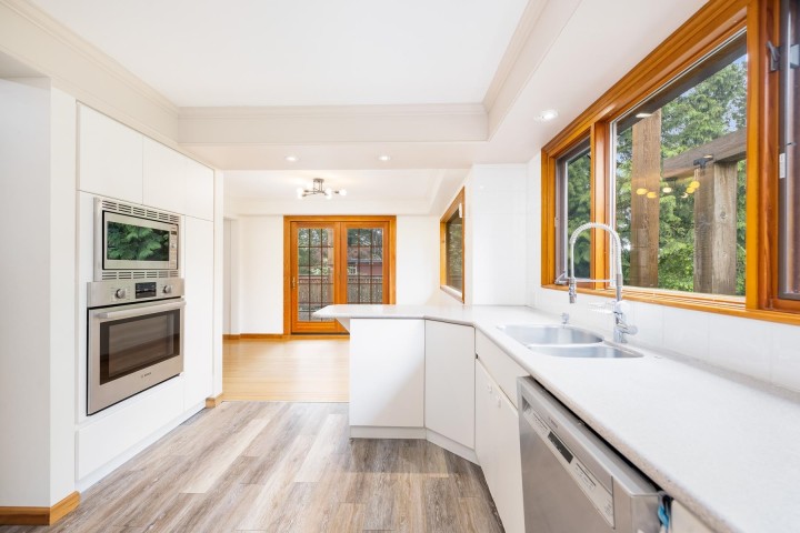 Photo 10 at 1561 Merlynn Crescent, Westlynn, North Vancouver