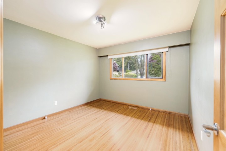 Photo 14 at 1561 Merlynn Crescent, Westlynn, North Vancouver