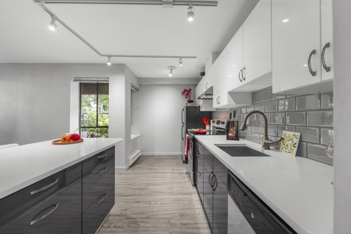 Photo 2 at 104 - 2920 Ash Street, Fairview VW, Vancouver West