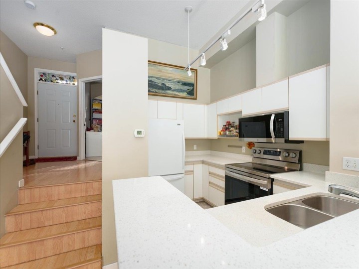 Photo 10 at 5 - 3588 Whitney Place, Champlain Heights, Vancouver East