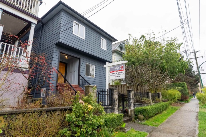 Photo 2 at 610 Salsbury Drive, Hastings, Vancouver East