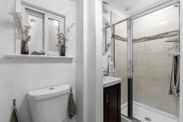 Photo 8 at 610 Salsbury Drive, Hastings, Vancouver East