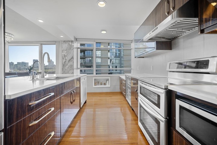 Photo 7 at PH1003 - 1288 Marinaside Crescent, Yaletown, Vancouver West