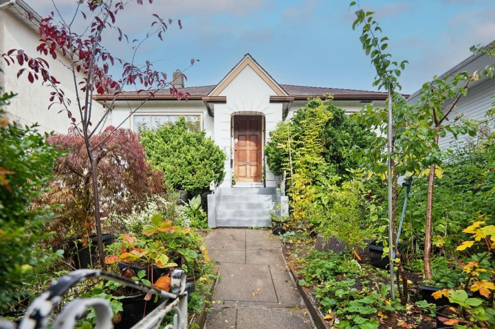 Photo 1 at 565 E 50th Avenue, South Vancouver, Vancouver East