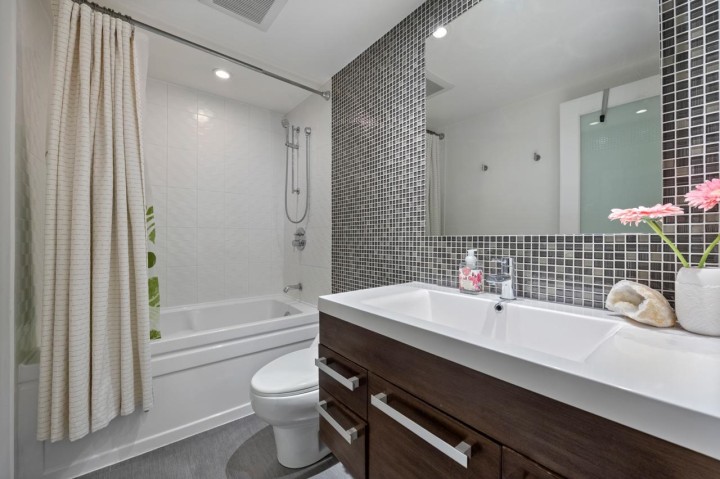 Photo 11 at 104 - 925 W 15th Avenue, Fairview VW, Vancouver West