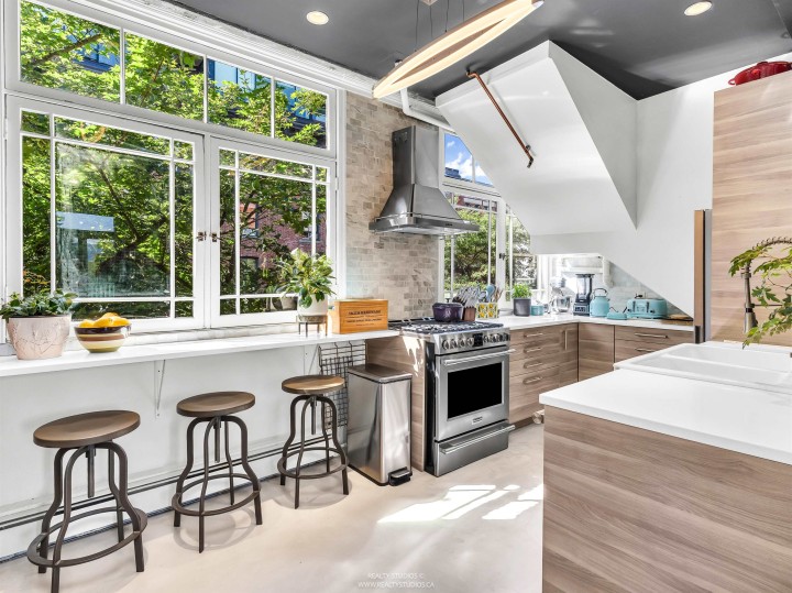 Photo 2 at 83 Alexander Street, Downtown VE, Vancouver East