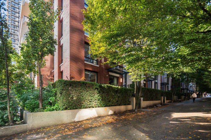 Photo 3 at 308 Smithe Street, Yaletown, Vancouver West