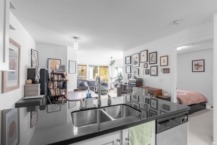 Photo 2 at 305 - 4550 Fraser Street, Fraser VE, Vancouver East