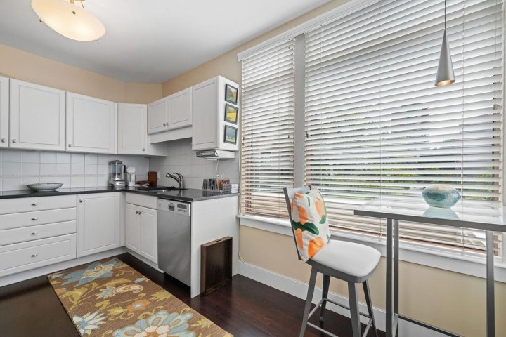 Photo 23 at 402 - 2271 Bellevue Avenue, Dundarave, West Vancouver