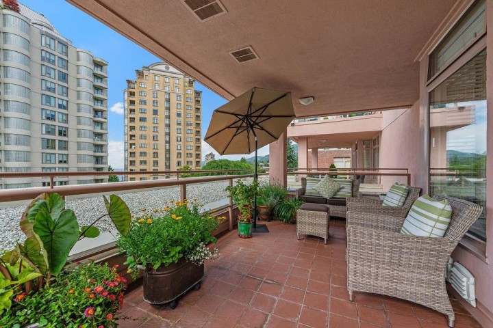 Photo 2 at 402 - 2271 Bellevue Avenue, Dundarave, West Vancouver