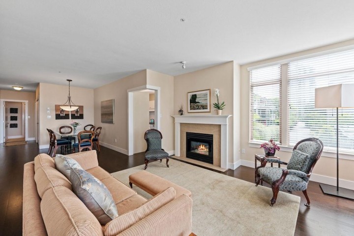 Photo 12 at 402 - 2271 Bellevue Avenue, Dundarave, West Vancouver