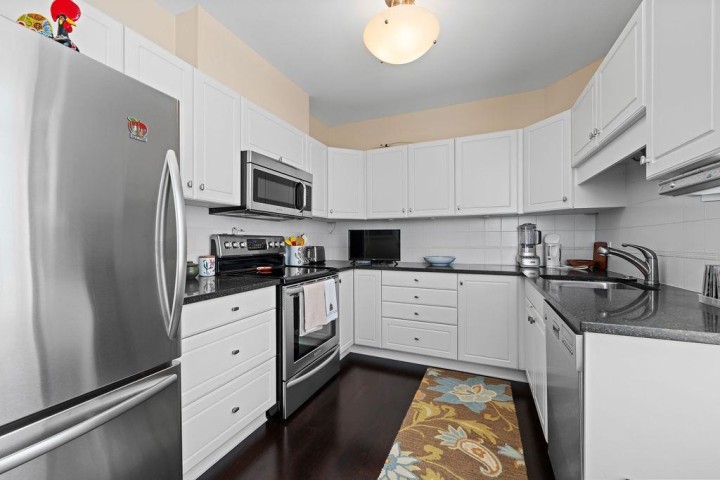 Photo 22 at 402 - 2271 Bellevue Avenue, Dundarave, West Vancouver