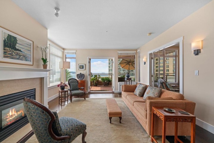 Photo 7 at 402 - 2271 Bellevue Avenue, Dundarave, West Vancouver