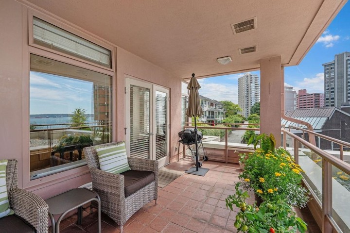 Photo 3 at 402 - 2271 Bellevue Avenue, Dundarave, West Vancouver