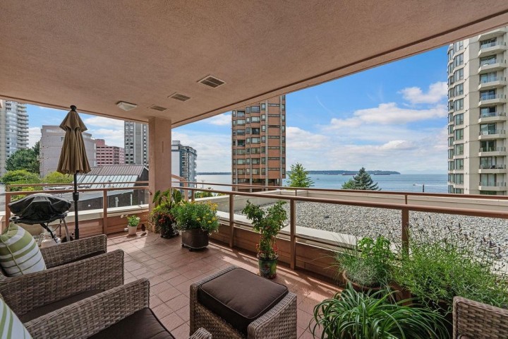 Photo 1 at 402 - 2271 Bellevue Avenue, Dundarave, West Vancouver