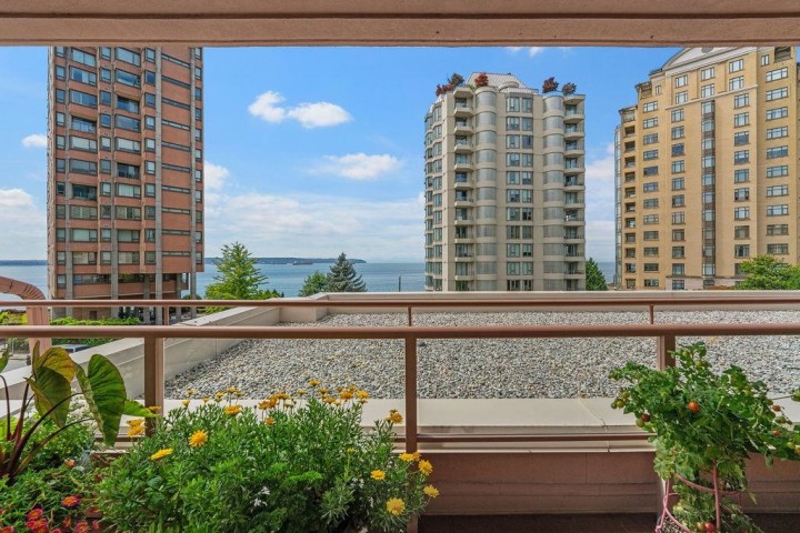 Photo 5 at 402 - 2271 Bellevue Avenue, Dundarave, West Vancouver