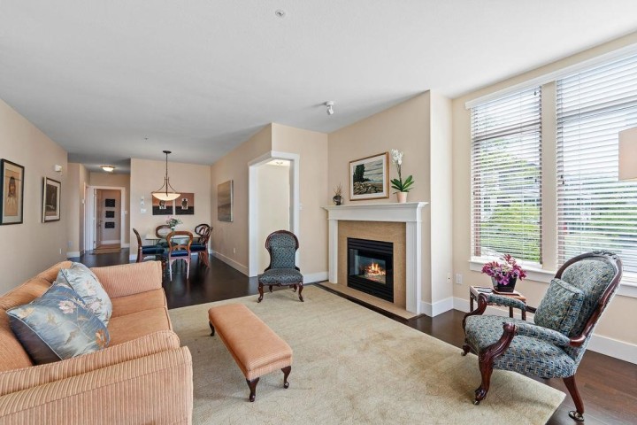 Photo 9 at 402 - 2271 Bellevue Avenue, Dundarave, West Vancouver