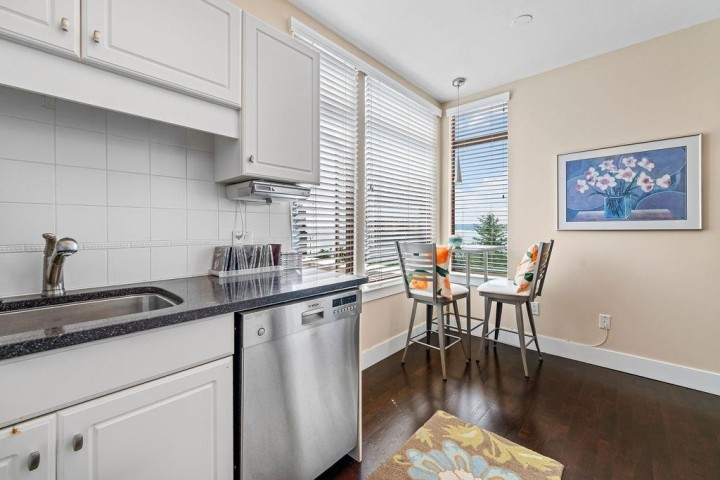 Photo 24 at 402 - 2271 Bellevue Avenue, Dundarave, West Vancouver