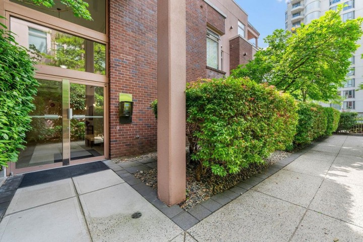 Photo 38 at 402 - 2271 Bellevue Avenue, Dundarave, West Vancouver