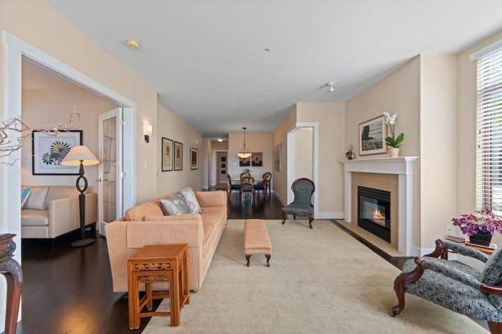 Photo 10 at 402 - 2271 Bellevue Avenue, Dundarave, West Vancouver