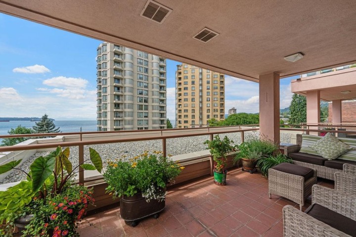 Photo 4 at 402 - 2271 Bellevue Avenue, Dundarave, West Vancouver