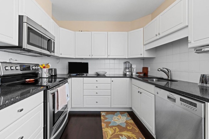 Photo 21 at 402 - 2271 Bellevue Avenue, Dundarave, West Vancouver