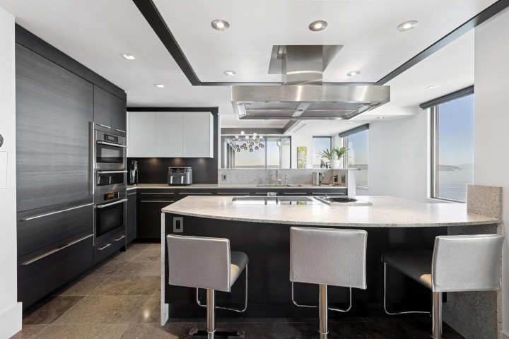 Photo 13 at 9 - 2250 Bellevue Avenue, Dundarave, West Vancouver