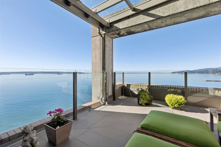 Photo 1 at 9 - 2250 Bellevue Avenue, Dundarave, West Vancouver