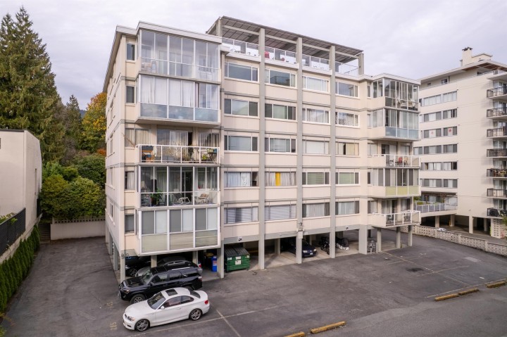 Photo 23 at 402 - 1750 Esquimalt Avenue, Ambleside, West Vancouver