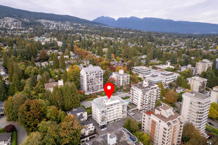 Photo 2 at 402 - 1750 Esquimalt Avenue, Ambleside, West Vancouver