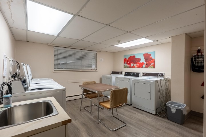 Photo 17 at 402 - 1750 Esquimalt Avenue, Ambleside, West Vancouver