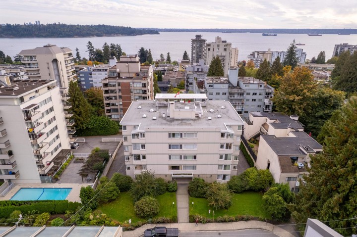 Photo 22 at 402 - 1750 Esquimalt Avenue, Ambleside, West Vancouver