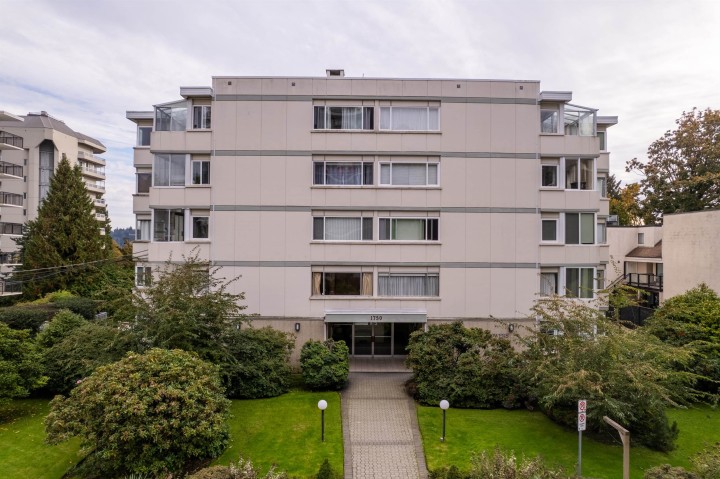 Photo 1 at 402 - 1750 Esquimalt Avenue, Ambleside, West Vancouver