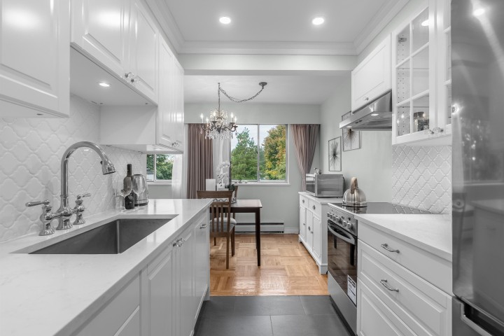 Photo 9 at 402 - 1750 Esquimalt Avenue, Ambleside, West Vancouver