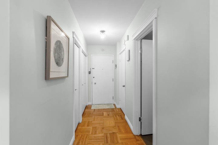 Photo 10 at 402 - 1750 Esquimalt Avenue, Ambleside, West Vancouver