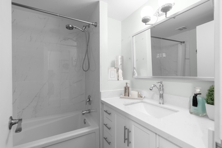 Photo 11 at 402 - 1750 Esquimalt Avenue, Ambleside, West Vancouver