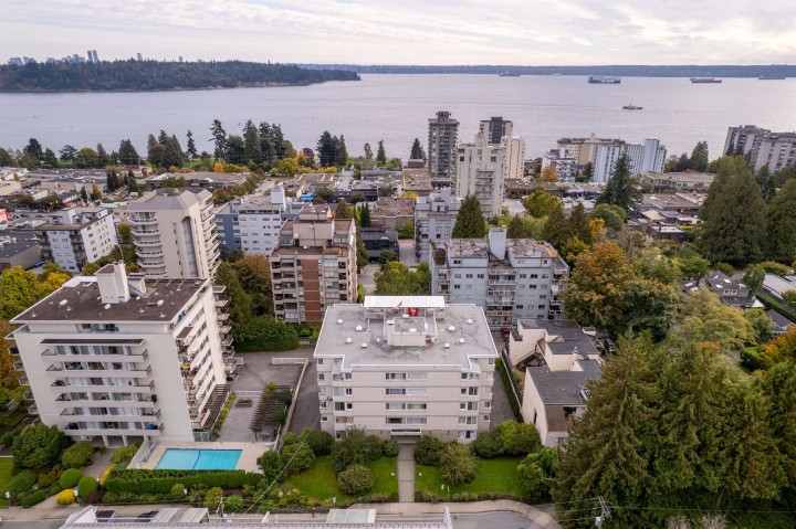 Photo 21 at 402 - 1750 Esquimalt Avenue, Ambleside, West Vancouver