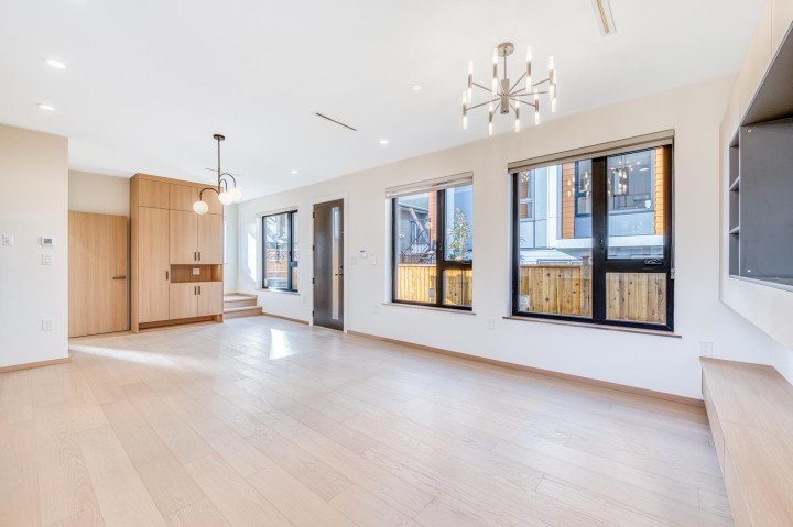 Photo 5 at 966 E 55th Avenue, South Vancouver, Vancouver East