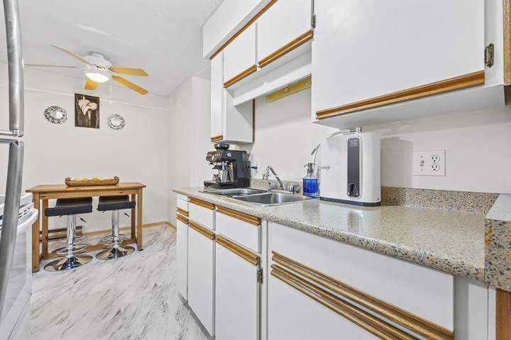 Photo 9 at 302 - 458 E 43rd Avenue, Fraser VE, Vancouver East