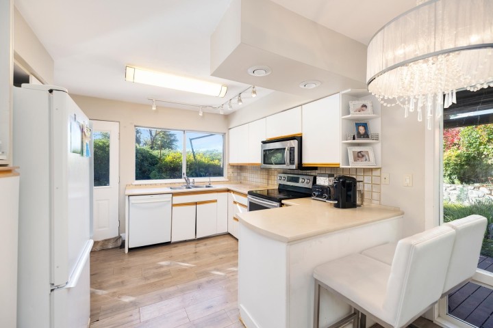 Photo 13 at 4110 Burkeridge Place, Bayridge, West Vancouver