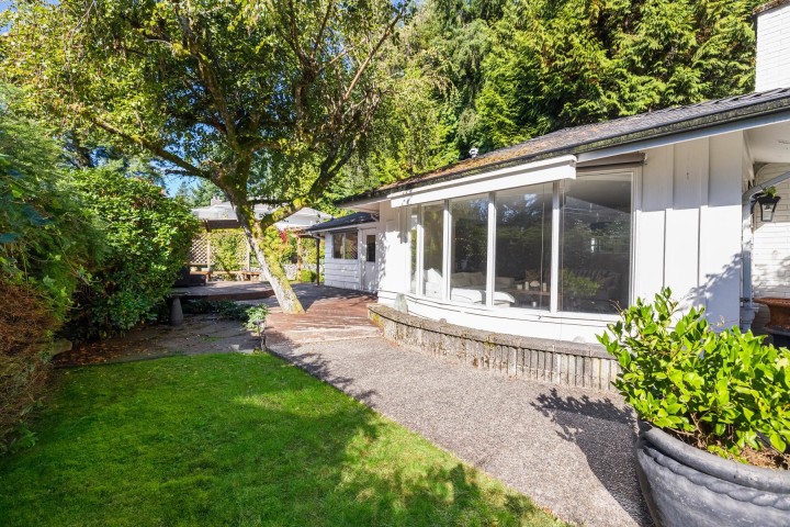 Photo 4 at 4110 Burkeridge Place, Bayridge, West Vancouver