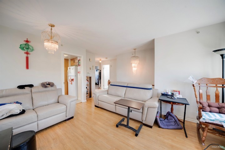 Photo 4 at 4502 Nanaimo Street, Collingwood VE, Vancouver East