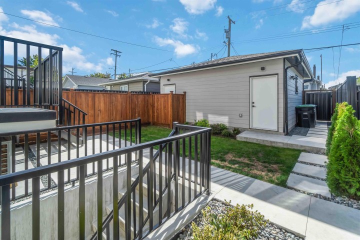 Photo 7 at 2 - 2658 Dundas Street, Hastings Sunrise, Vancouver East